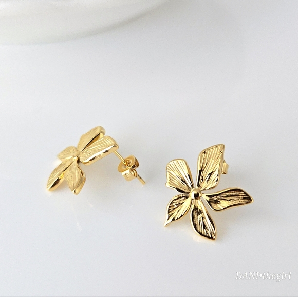 NEW Gold Plumeria Flower Stud Earrings - Picture 6 of 10